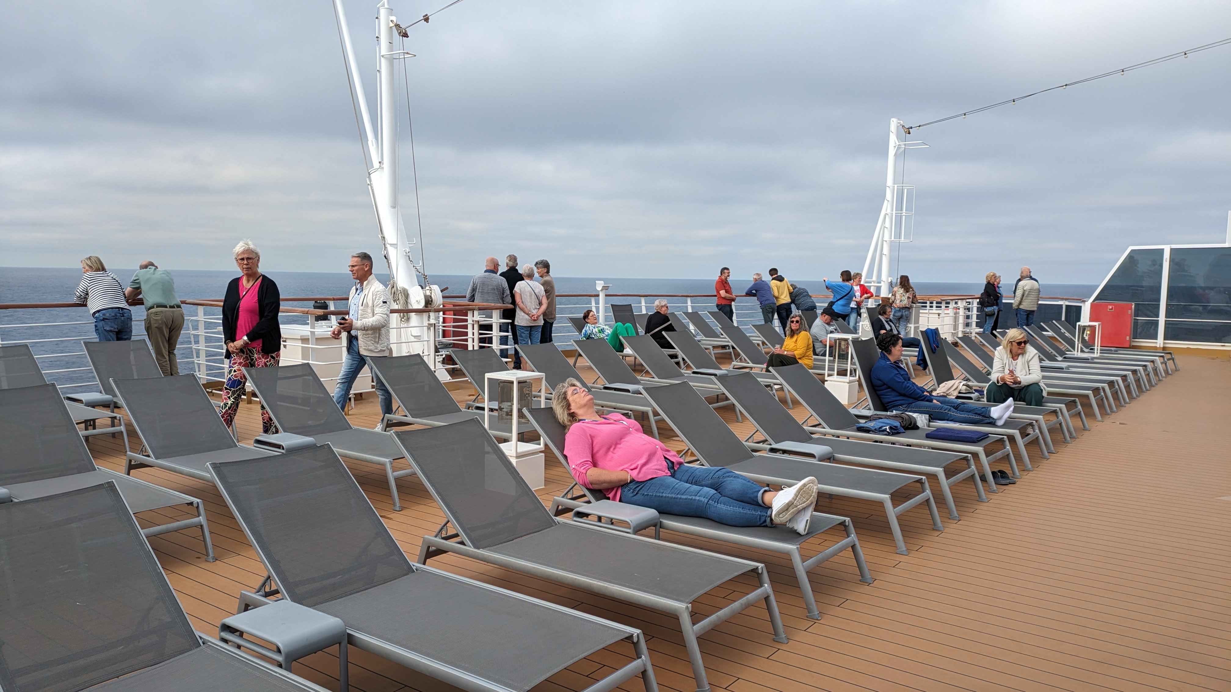 Dame op een cruiseschip